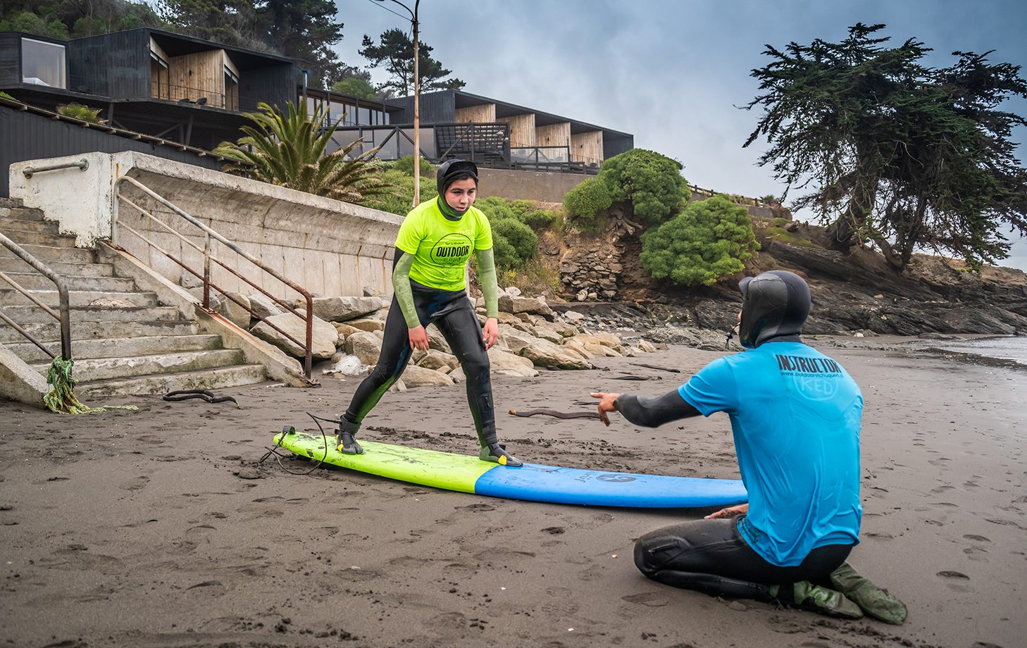 7 errores comunes que comenten los principiantes al aprender a surfear